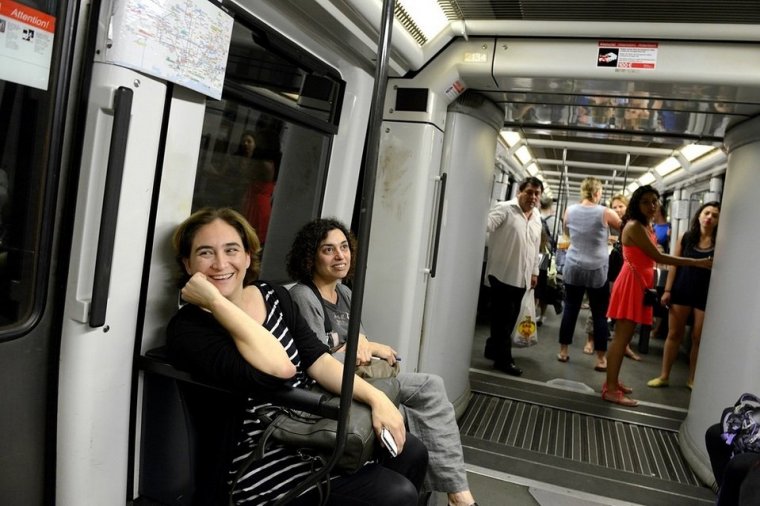 ada-colau-en-un-vago-del-metro-de-barcelona